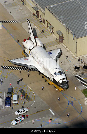 Das Space Shuttle Discovery (OV-103) wird von der Orbiter Processing Facility zum Fahrzeug-Montagegebäude im Kennedy Space Center überfahren, um seine 25. Mission STS-95 vorzubereiten, die am 29. Oktober 1998 stattfinden soll. Das Shuttle trägt das NASA-Logo „Meatball“ auf dem Flügel und dem Rumpf. Stockfoto