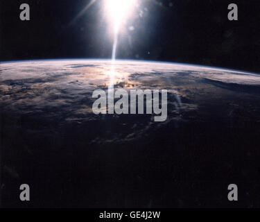 Ein Foto der STS-29 Crew an Bord des Space Shuttle Discovery zeigt Sonnenlicht über einer wolkenbedeckten Erde. Dieses Bild wurde während des Fluges der Mission am 18. März 1989 aufgenommen und ist Teil der Bemühungen der NASA, die Erde vom Weltraum aus zu beobachten und zu dokumentieren. Stockfoto