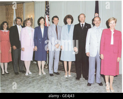 (Juni 1986) Lehrer im Raum Finalisten versammelten sich am NASA Wallops Flight Facility im Juni 1986. Barbara Morgan diente als Christa McAuliffes primären Back-Up auf der Mission STS - 51 L Challenger, das Scheitern am 28. Januar 1986 endete. Von links nach rechts sind Barbara R. Morgan (McCall, ID); David M. Marquart (Boise, ID); Kathleen A. Beres (Baltimore, MD); Margaret (Peggy) J. Lathlaen (Friendswood, TX); Robert S. Foerster (Lafayette, IN); Nancy (Niki) M. Wenger (Parkersburg, WV); Michael W. Metcalf (Greensboro, VT); Richard A. Methia (New Bedford, MA); Judith M. Garcia (Annandale, VA) Stockfoto