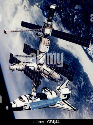 Gezeigt wird eine technische Wiedergabe des Space Shuttle Atlantis das Kristall-Modul von der russischen Raumstation angedockt. Die dargestellte Konfiguration ist der STS-71/Mir Expedition 18, eine gemeinsame US-russische Mission abgeschlossen im Juni 1995. Die Space Shuttle/Mir-Kombination, die die größte Raumstation, die jemals zusammengestellt wurde, zeigt überfliegen der Baikalsee-Region Russlands. Das Space Shuttle Atlantis erscheint in einer neuen Konfiguration für den Flug STS-71. Die russischen entwickelten androgynen Peripheral Docking System (APDS) wird verwendet, um das Kristall-Modul den Orbiter anbinden. Die APDS montiert Stockfoto
