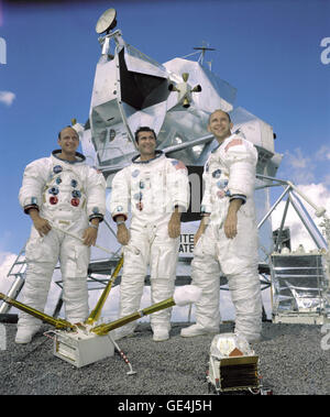 Dieses berühmte Porträt aus dem Jahr 1969 zeigt die Hauptmannschaft der Mondlandungsmission Apollo 12: Kommandant Charles 'Pete' Conrad Jr., Kommandomodul Pilot Richard F. Gordon Jr. und Lunar Module Pilot Alan L. Bean. Die Mission markierte die zweite erfolgreiche Mondlandung, wobei die Crew in der Nähe der Surveyor-Sonde landete. Stockfoto