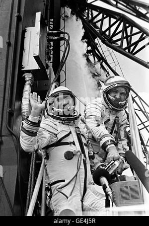 Die zwei sowjetischen Besatzung für die Mission Apollo-Sojus-Test-Projekt werden auf der Startrampe im Weltraumbahnhof Baikonur in Kasachstan am Morgen von dem sowjetischen ASTP-abheben am 15. Juli 1975 fotografiert. Sie sind Kosmonauten Aleksey A. Leonov (links), Kommandant; und Valeriy N. Kubasov, Flugingenieur. Die sowjetischen ASTP-Einführung vorangestellt sieben und eine halbe Stunden dem amerikanischen ASTP Apollo abheben. Die amerikanischen und sowjetischen Sonde wurden in der Erdumlaufbahn für eine Gesamtmenge von ungefähr 47 Stunden am 17.-19. Juli 1975 angedockt.  Bild #: S75-32343 Datum: 15. Juli 1975 Stockfoto