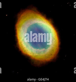 Das Hubble Space Telescope der NASA hat den schärfsten Blick noch der berühmtesten erfasst alle planetarischen Nebel, der Ringnebel (M57). In diesem Oktober 1998 Bild, das Teleskop hat ein Barrel Gas abketten von eines sterbenden Sterns Tausende von Jahren schaute. Dieses Foto zeigt längliche dunkle Klumpen von Material in das Gas am Rande des Nebels eingebettet; die sterbenden Zentralstern in einer blauen Dunst aus heißem Gas schweben. Der Nebel ist über ein Lichtjahr Durchmesser und liegt etwa 2.000 Lichtjahre von der Erde aus in Richtung der Konstellation Lyra. Die Farben sind etwa wahres Gesicht. Die Stockfoto