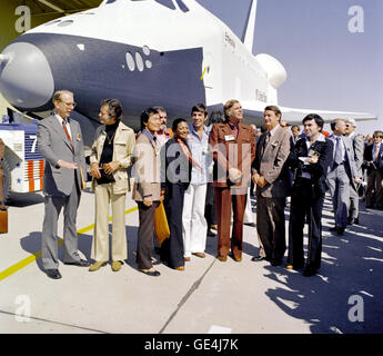 (17 September 1976) Der Shuttle Enterprise rollt aus der Palmdale Produktionsstätten mit Star Trek TV-Darstellern. Sie sind von links nach rechts: Dr. James D. Fletcher, NASA-Administrator, DeForest Kelley (Dr. "Bones" McCoy), George Takei (Mr Sulu), James Doohan (Mr. Scott), Nichelle Nichols (Lt. Uhura), Leonard Nimoy (der unermüdlichen Mr. Spock), Gene Rodenberry (der große Vogel der Galaxis) und Walter Koenig (Fähnrich Pavel Chekov).   Bild-Nr.: S91-27436 Stockfoto