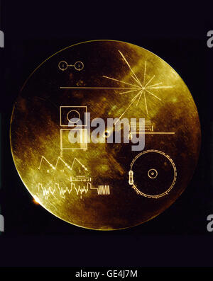 Diese goldfarbene Aluminiumhülle wurde entwickelt, um die „Sounds of Earth“-vergoldeten Schallplatten an Bord der Voyager 1 und 2 vor Schäden durch Mikrometeoriten zu schützen und zukünftigen Findern Anweisungen zur Wiedergabe des Albums zu geben. Die vergoldeten Kupferscheiben tragen die Geschichte der Erde mit Grüßen in 60 Sprachen und Samples verschiedener Musik. Stockfoto