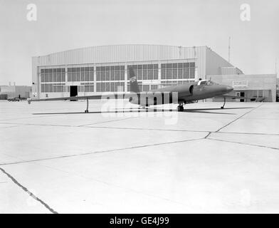 Nach Francis Gary Powers ein CIA-Spion-Flug am 1. Mai über der Sowjetunion abgeschossen war. 1960 veröffentlichte die NASA eine Pressemitteilung mit einer Titelgeschichte über eine u-2 Durchführung von Wetter-Forschung, die vom Kurs abgekommen haben kann, nachdem der Pilot Probleme mit seine Sauerstoffausrüstung meldete. Um die Vertuschung zu stärken, wurde eine u-2 schnell in NASA Markierungen mit einer fiktiven NASA Seriennummer gemalt und auf dem Display für die Medien bei der NASA Flight Research Center auf der Edwards Air Force Base auf 6. Mai 1960. Die u-2-Titelgeschichte im Jahr 1956 war, dass es ein NACA Flugzeug durchzuführen hochalpine Wetter Stockfoto