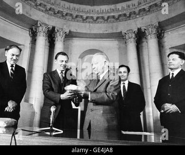 Moskau, Russland--Mr Lee Scherer, Direktor der National Aeronautics and Space Administration Apollo Lunar Exploration Büro erhält sowjetischen lunare Proben von Akademiemitglied A. s. Winogradow, Vizepräsident der Akademie der Wissenschaften der UdSSR. Auf dem Foto von links nach rechts, Dr. Paul Gast, NASA, Lee Scherer, NASA, Prof.  Vinogradov, UdSSR, Dolmetscher Igor Pochitalin, UdSSR und Akademiemitglied Boris Petrov, UdSSR. Die Vereinigten Staaten und die russische Regierung ausgetauscht formal lunare Proben in einer kurzen Zeremonie an der Akademie der Wissenschaften der 10. Juni 1971. Die National Aeronautics and Space Schulfrühstücke Stockfoto