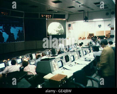 Ein Blick auf das Missionskontrollzentrum während der Mission Apollo 16 im Jahr 1972. Der Kontrollraum war entscheidend für das Management der Mission, wo die Crew erfolgreich auf dem Mond landete. Dieses Bild spiegelt die technologischen Fortschritte und die koordinierten Bemühungen der NASA während des Apollo-Programms wider. Stockfoto