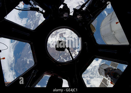 Dieses ungewöhnliche Bild, fotografiert von einer Expedition 30 Besatzungsmitglieder, durch die Kuppel auf der internationalen Raumstation ISS wird über Türkei zentriert. Es ist der See knapp oberhalb der Halterung - montierter Kamera im Center Egirdir Golu, 38,05 Grad nördlicher Breite und 30,89 Grad östlicher Länge liegt. Eine russische Sojus, die Sonde an die Tankstelle am unteren rechten Ecke und Teil der ständigen Mehrzweck Modul (PMM) angedockt ist ersichtlich knapp darüber.  Foto-Nr.: ISS030-E-019300 Datum: 29. Dezember 2011