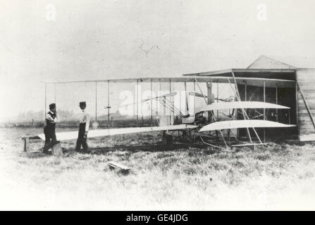 (1 Mai 1904) Wilbur und Orville Wright mit dem Flyer II am Huffman Grasland, außerhalb von Dayton, Ohio, am 1. Mai 1904.   Das Wrights hatte eine viel schwierigere Zeit testen ihre Flugzeuge am Huffman Grasland als in Kill Devil Hills, North Carolina, aufgrund des Fehlens von starken Winden. Um künstlich die benötigte Geschwindigkeit von 27 Meilen pro Stunde erreichen, erfanden die Brüder einen Katapult, der die zusätzliche Geschwindigkeit benötigt, um in der Luft werden zur Verfügung gestellt. Am 7. September 1904 das Wrights getestet das erste Katapult und es war ein Erfolg, geben der Flyer II eine Push-to-Hälftemeile lange Flügen zu machen.  Bild-Nr.: Wrightflyer- Stockfoto