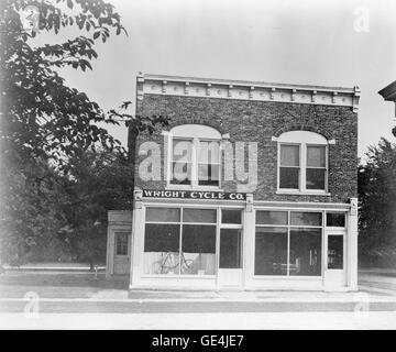 Dieses historische Foto zeigt den Wright Cycle Shop in Dayton, Ohio, wie er 1937 erschien, nachdem er in das Henry Ford Museum verlegt wurde. Die Brüder Wright, Pioniere in der Luftfahrt, begannen ihr Geschäft mit dem Verkauf und der Modifikation von Fahrrädern. Stockfoto