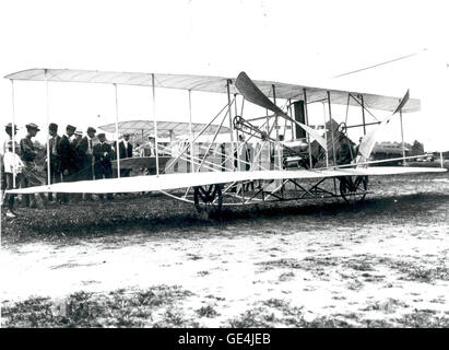 (3 September 1908) Der Wright Flyer Demonstrationen an Fort Myer, Virginia am 3. September 1908. Im Januar 1908 legte die Gebrüder Wright ein Angebot an das US-Kriegsministerium, ein Flugzeug für $25.000 zu entwerfen. Dieses Angebot kam als eine Antwort auf eine Anfrage des Kriegsministeriums ausgestellt einen Monat früher für ein "Schwer-alsluft Flugmaschine." Während Wilbur Wright nach Paris ging, um dem Wright Flyer zu fördern, waren Orville Wright in Dayton, Ohio, ein Flugzeug für die Army Signal Corps zu entwerfen. August war Orvilles Flugzeug fertig und leitete er in Fort Myer, Virginia, wo die Luft-Prüfungen stattfinden würde Stockfoto