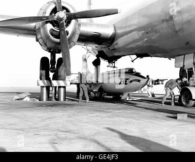 (1955) the Bell Aircraft Corporation X-1E Flugzeug geladen unter dem Mutterschiff, Boeing b-29. Die X-Flugzeuge hatten ursprünglich gesenkt worden, in einem Laden Grube und die Start-Flugzeuge über die Grube, wo das Raketenflugzeug mit Bauch Gurten in den Bombenschacht gehisst wurde abgeschleppt. Bis Anfang der 1950er Jahre wurde eine Hebebühne installiert, auf der Rampe bei der NACA High-Speed Flight Station zu starten Flugzeuge heben und senken Sie es über das Raketenflugzeug zur Paarung.   Bild #: E55-02072 Stockfoto