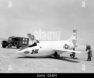 (18 Juni 1956) Dieses Foto wurde 18. Juni 1956 auf Rogers Dry Lake Bett nach Flug 7 von der Bell Aircraft Corporation X-1E mit NACA High-Speed Flight Station Testpilot Joseph Joe Walker an den Reglern aufgenommen. Die erste Generation X-1s waren bekannt für Nase Ausrüstung Ausfälle und der X-1E war keine Ausnahme. Hartplatz, bei der Landung in der Regel führte zu einem eingestürzten Bugfahrwerk. Der Schaden war ernst selten aber mehrere Tage Ausfallzeit zur Reparatur erforderlich.  Bild-Nr.: E-2369 Stockfoto