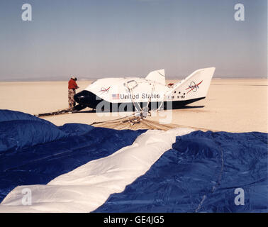 (1 März 2000) Die X-38 blaue und weiße Parafoil breitet sich vor dem Forschungsfahrzeug, wie sie auf einem Testflugzeug in der Nähe von Dryden Flight Research Center nach einem Testflug von März 2000 sitzt. Das Forschungsprojekt X-38 Crew Return Vehicle (CRV) soll die Technologie für einen Notfall Crew return Prototypenfahrzeugs oder Rettungsboot, für die internationale Raumstation zu entwickeln.   Bild-Nr.: EC00-0097-9 Stockfoto