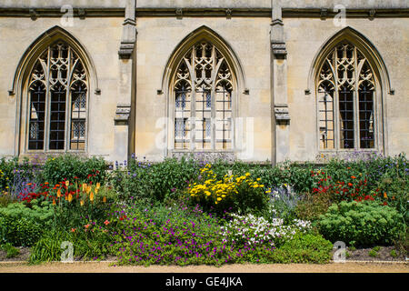 Eine schöne Nahaufnahme der Architektur und Blumen am St. Johns College in Cambridge, UK. Stockfoto