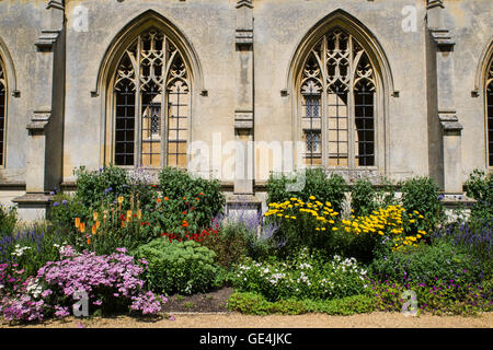 Eine schöne Nahaufnahme der Architektur und Blumen am St. Johns College in Cambridge, UK. Stockfoto