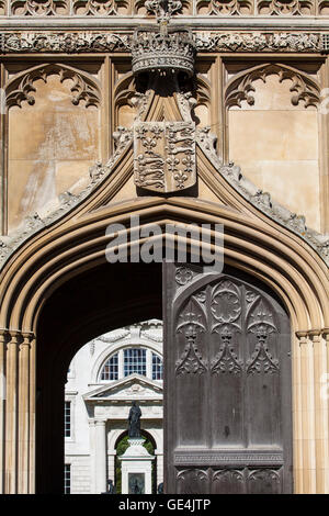 Eine Nahaufnahme der königlichen Krone und Wappen auf dem Torhaus des Kings College in Cambridge, UK. Stockfoto