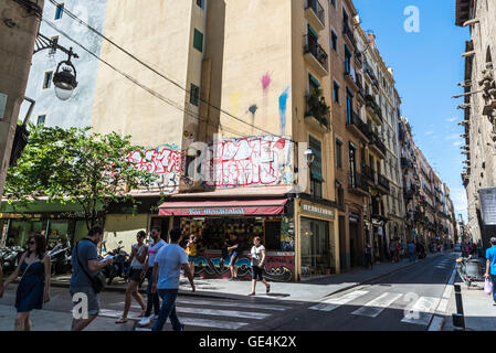 Straße der Altstadt mit einem Restaurantbar an der Ecke in Barcelona, Katalonien, Spanien Stockfoto