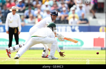 Englands Alastair Cook spielt ein Schuss aus der Bowling von Pakistans Yasir Shah, während der Tag eines der zweiten Investec Testspiel im Emirates Old Trafford, Manchester. Stockfoto