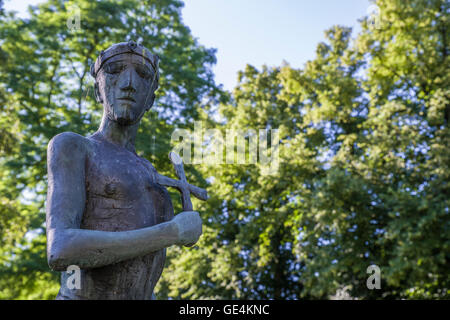 Eine Skulptur des Heiligen Edmund befindet sich im Kirchhof von St. Edmundsbury Cathedral in Bury St. Edmunds, Suffolk. Stockfoto