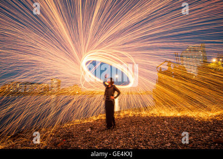 Feuer - urbane Landschaft Kunstszene mit Modell drehen. London, UK. Stockfoto