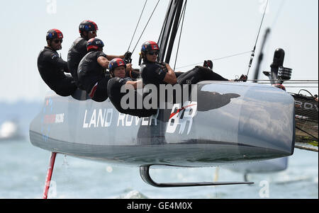 Land Rover BAR während eines Praxis-Rennen am zweiten Tag der America Cup Portsmouth Veranstaltung. PRESSEVERBAND Foto. Bild Datum: Freitag, 22. Juli 2016. PA-Geschichte-Segeln-Amerika zu sehen. Bildnachweis sollte lauten: Andrew Matthews/PA Wire. Stockfoto