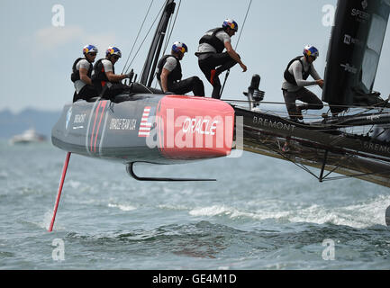 Oracle Team USA während eines Praxis-Rennen am zweiten Tag der America Cup Portsmouth Veranstaltung. PRESSEVERBAND Foto. Bild Datum: Freitag, 22. Juli 2016. PA-Geschichte-Segeln-Amerika zu sehen. Bildnachweis sollte lauten: Andrew Matthews/PA Wire. Stockfoto