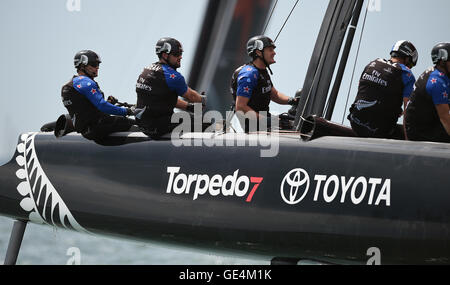 Emirates team New Zealand während eines Praxis-Rennen am zweiten Tag der America Cup Portsmouth Veranstaltung. PRESSEVERBAND Foto. Bild Datum: Freitag, 22. Juli 2016. PA-Geschichte-Segeln-Amerika zu sehen. Bildnachweis sollte lauten: Andrew Matthews/PA Wire. Stockfoto