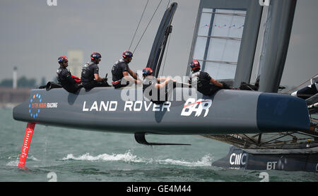 Mitglieder des Land Rover BAR während eines Praxis-Rennen am zweiten Tag der America Cup Portsmouth Veranstaltung. PRESSEVERBAND Foto. Bild Datum: Freitag, 22. Juli 2016. PA-Geschichte-Segeln-Amerika zu sehen. Bildnachweis sollte lauten: Andrew Matthews/PA Wire. Stockfoto