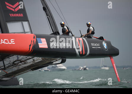 Oracle Team USA während eines Praxis-Rennen am zweiten Tag der America Cup Portsmouth Veranstaltung. PRESSEVERBAND Foto. Bild Datum: Freitag, 22. Juli 2016. PA-Geschichte-Segeln-Amerika zu sehen. Bildnachweis sollte lauten: Andrew Matthews/PA Wire. Stockfoto