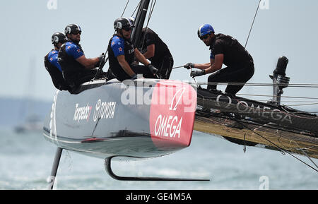 Oracle Team USA während eines Praxis-Rennen am zweiten Tag der America Cup Portsmouth Veranstaltung. Stockfoto