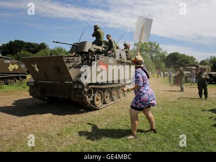 Mitglieder der Rolling Thunder Reenactment Gruppe darstellen als US-Militärpersonal und Frieden Aktivisten, wie Krieg und Frieden-Revival geht weiter in der Nähe von Folkestone, Kent. Stockfoto