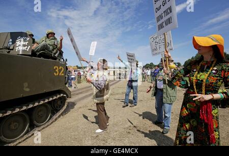 Hinweis Geste Mitglieder der Rolling Thunder-Reenactment-Gruppe als US-Militärpersonal und Friedensaktivisten wie Krieg und Frieden-Revival geht weiter in der Nähe von Folkestone, Kent. Stockfoto