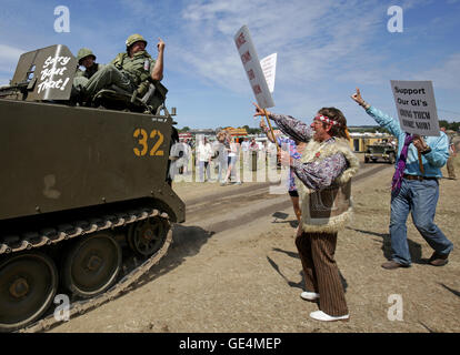 Hinweis Geste Mitglieder der Rolling Thunder-Reenactment-Gruppe als US-Militärpersonal und Friedensaktivisten wie Krieg und Frieden-Revival geht weiter in der Nähe von Folkestone, Kent. Stockfoto