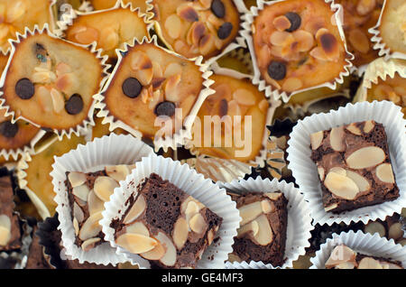 Hausgemachte Schokoladen-Brownie Kuchen und Bananenkuchen Stockfoto