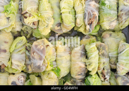Frühlingsrolle mit Schweinefleisch und Gemüse Suppe (berühmte thailändische) serviert Stockfoto
