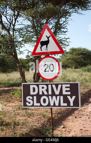 Fahren Sie langsam Zeichen auf Okonjima in Namibia Stockfoto