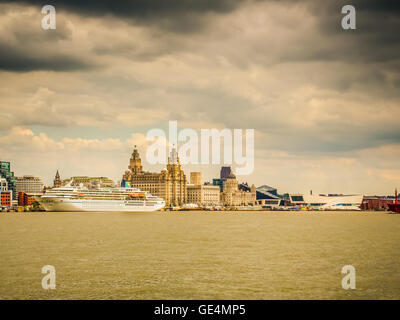 Panorama Liverpool Waterfront mit Kreuzfahrtschiff Stockfoto