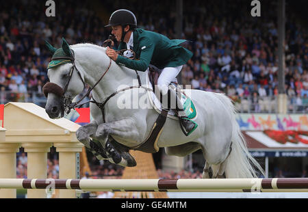 Bertram Allen auf Hector Van D'Abdijhoeve konkurrieren in der Nations Cup tagsüber drei von der Dublin Horse Show am RDS, Dublin. Stockfoto