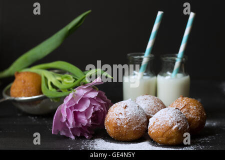 Gelee-Donuts und zwei Flaschen Milch Stockfoto