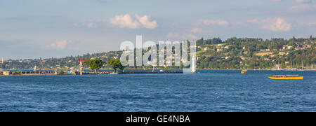 Genf, Schweiz - 15. Juli 2016: Panorama des Bains des Paquis Mole und Leuchtturm. Auf der rechten Seite gelb zwei öffentliche Stockfoto