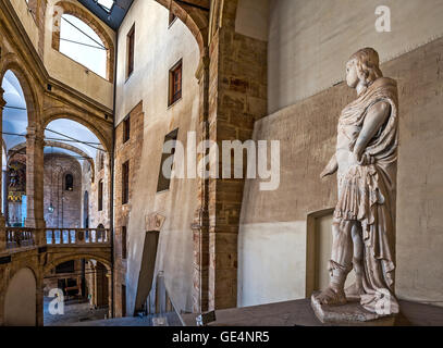 Italien Sizilien Palermo Königspalast - Normannenpalast - Kolonnade des Hofes - Frederick II statue Stockfoto