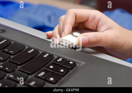 IT Virus geben Sie Laptop-Computer über USB-Stick Stockfoto