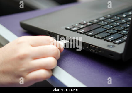 IT Virus geben Sie Laptop-Computer über USB-Stick Stockfoto