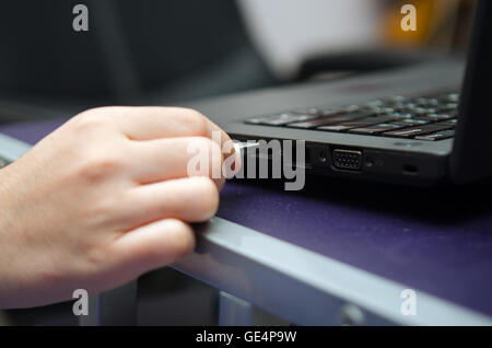 IT Virus geben Sie Laptop-Computer über USB-Stick Stockfoto