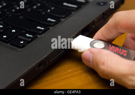 IT Virus geben Sie Laptop-Computer über USB-Stick Stockfoto