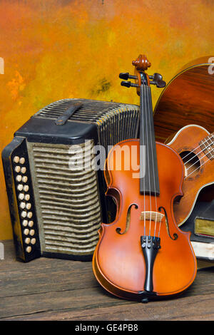Violine, Gitarre und Bücher über Stillleben aus Holz Hintergrund Stockfoto