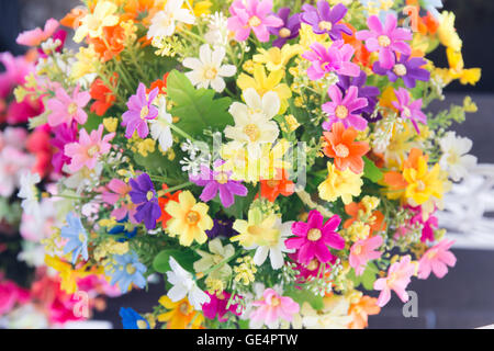 Pastelltöne künstliche Blumen zum Valentinstag oder Loved ones Stockfoto