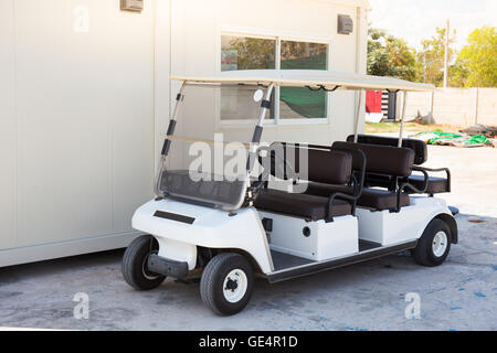 Golf-Car mit Rücksitz vor Ort Stockfoto